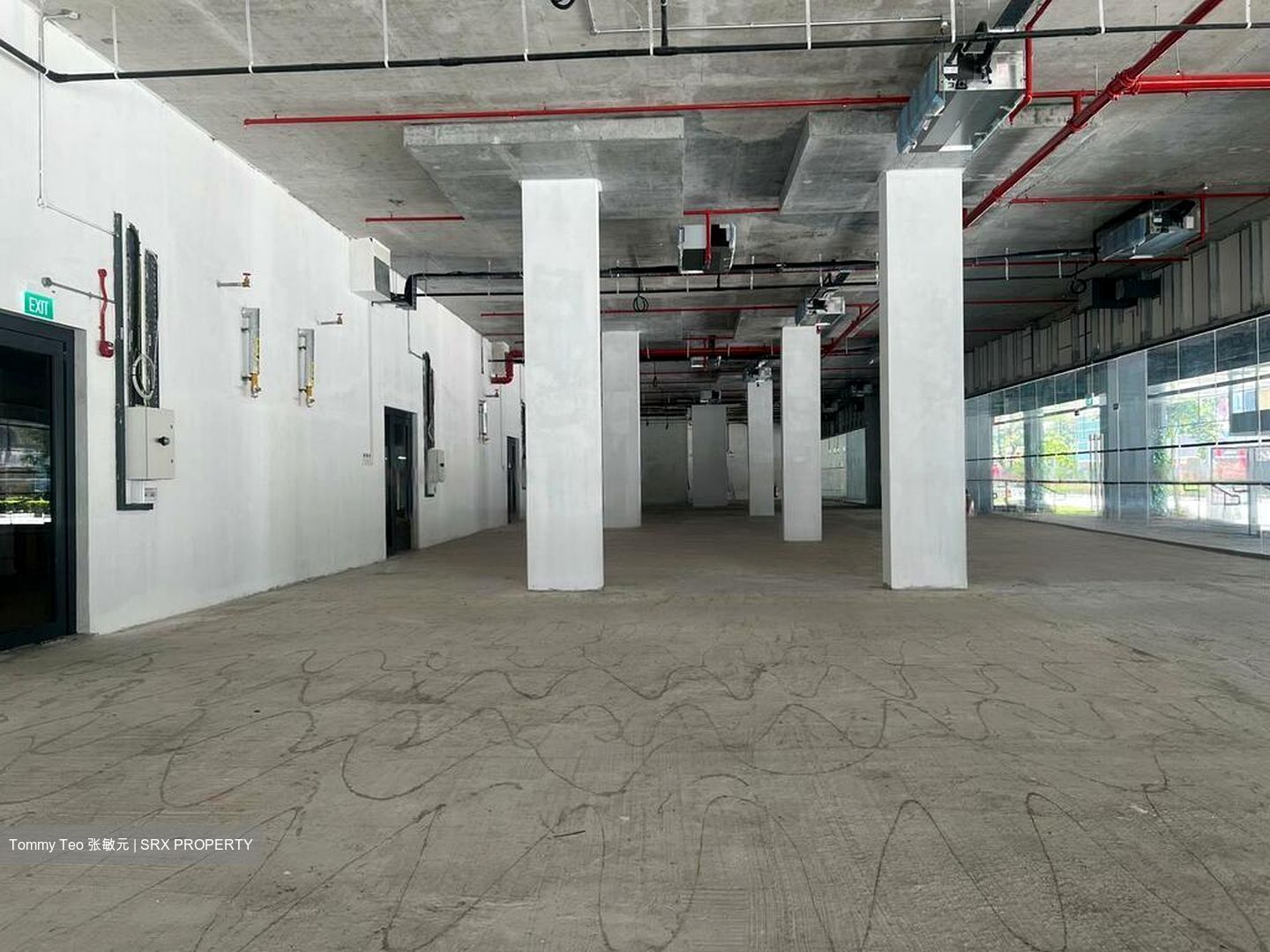 Middle Road (D7), Retail #453821121
